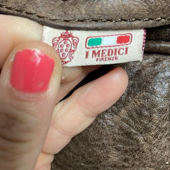 I Medici itilian leather duffle bag with padded handles & detachable crossbody - Picture 10 of 12